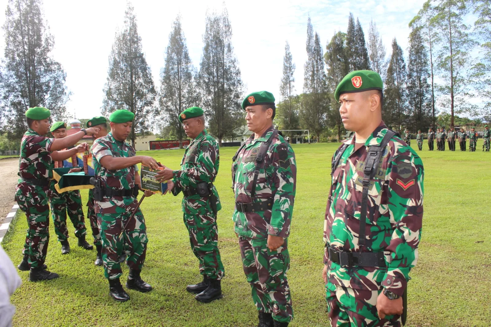 Dandim 0207/Simalungun Bagikan Bingkisan Lebaran 1446 H Kepada Prajurit dan PNSnya