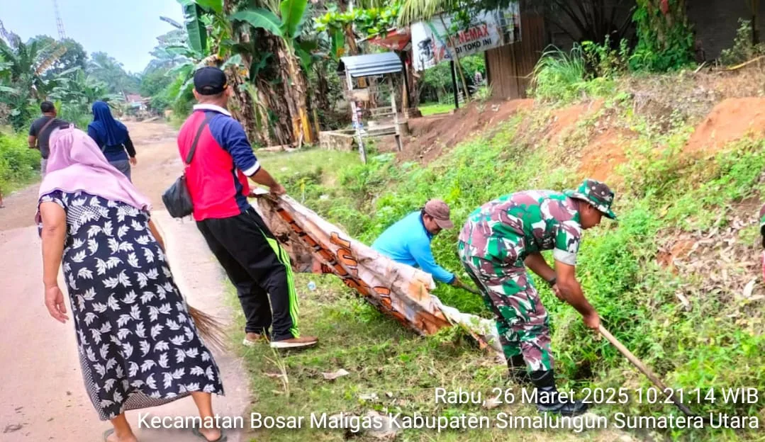 “Babinsa Koramil 07/Bosar Maligas Bersama Warga Gotong Royong Bersihkan Jalan di Nanggar Bayu”