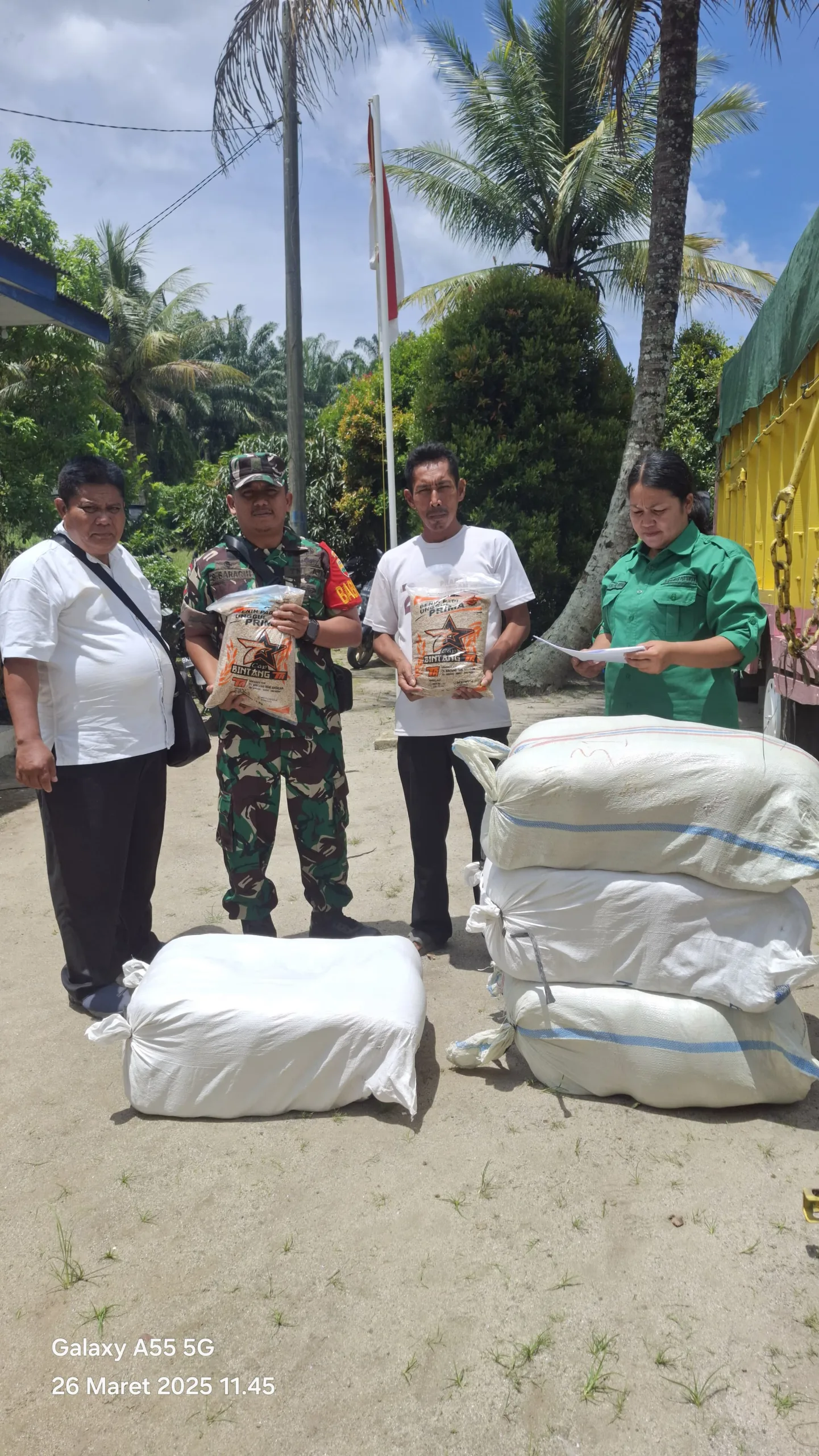 TNI Hadir untuk Petani, Babinsa Awasi Distribusi 14,5 Ton Bibit Padi di Kecamatan Panei