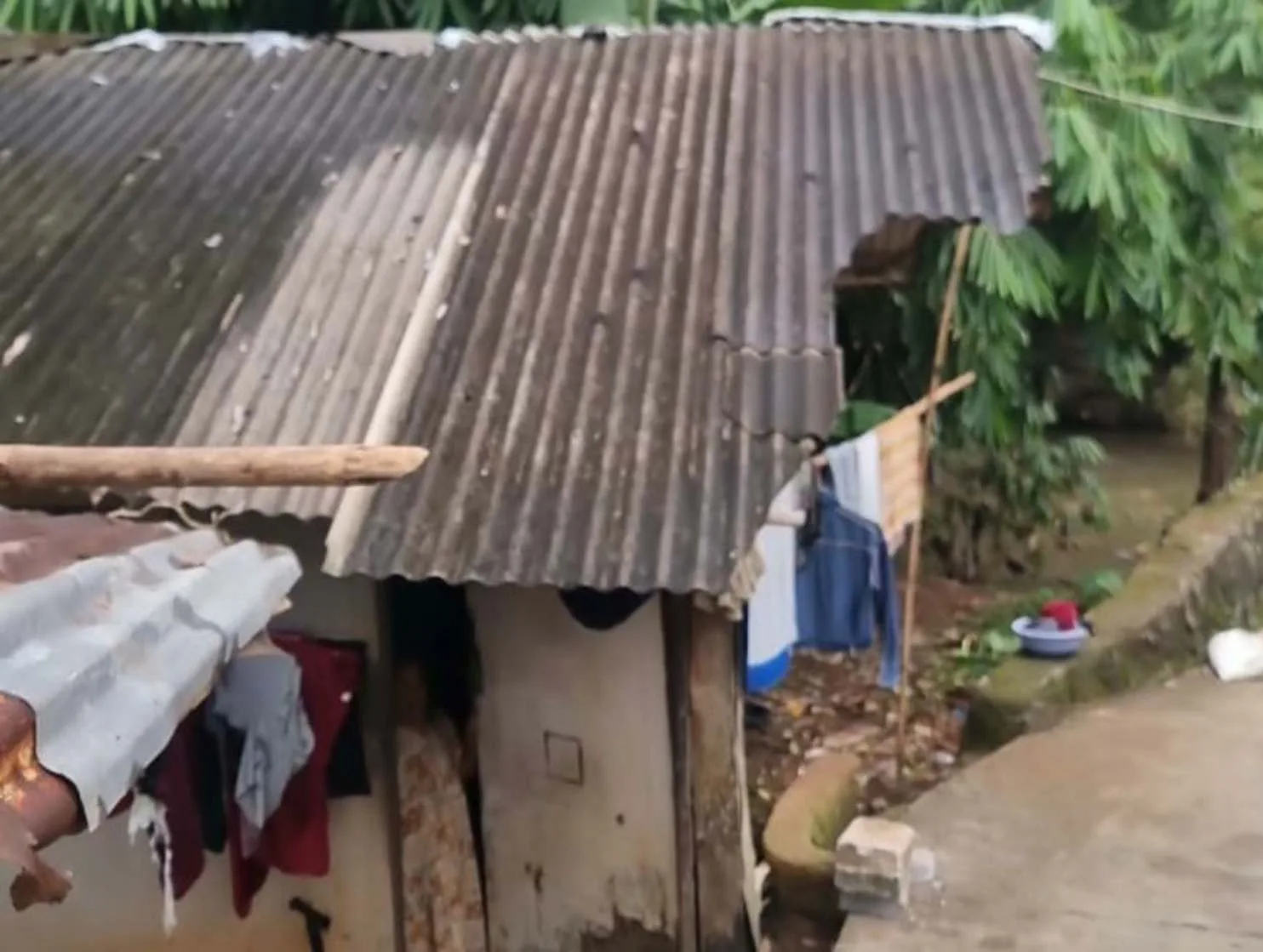 Miris Tinggal Bertahun-tahun di Bantaran Kali Pesanggrahan Keluarga Rosid Hidup dari Bantuan Warga Sekitar