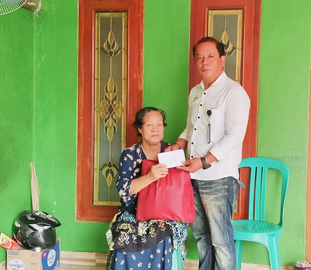 Ketua RT 02 Saripudin Berbagi Santunan untuk Janda Tua dan Anak Yatim di Sangiang Jaya