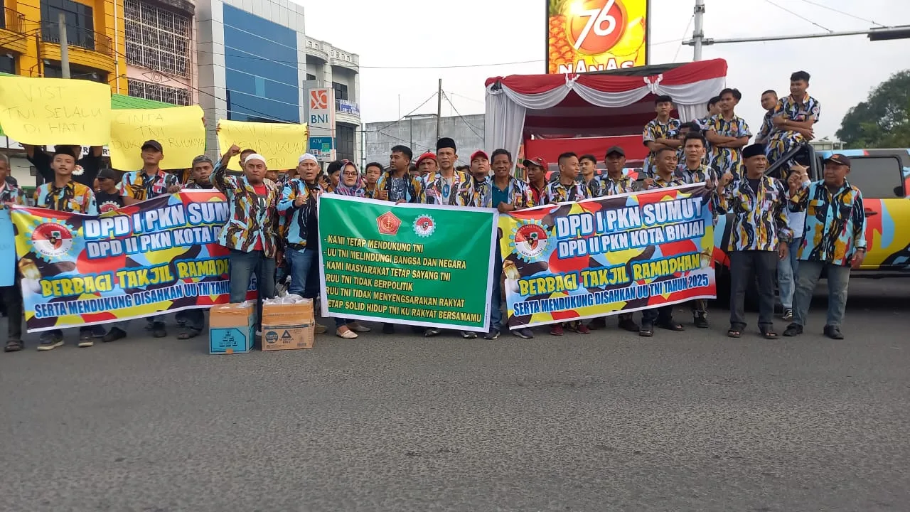 Aksi Sosial Organisasi Masyarakat PKN Binjai Bagikan Takjil dan Suarakan Dukungan untuk UU TNI