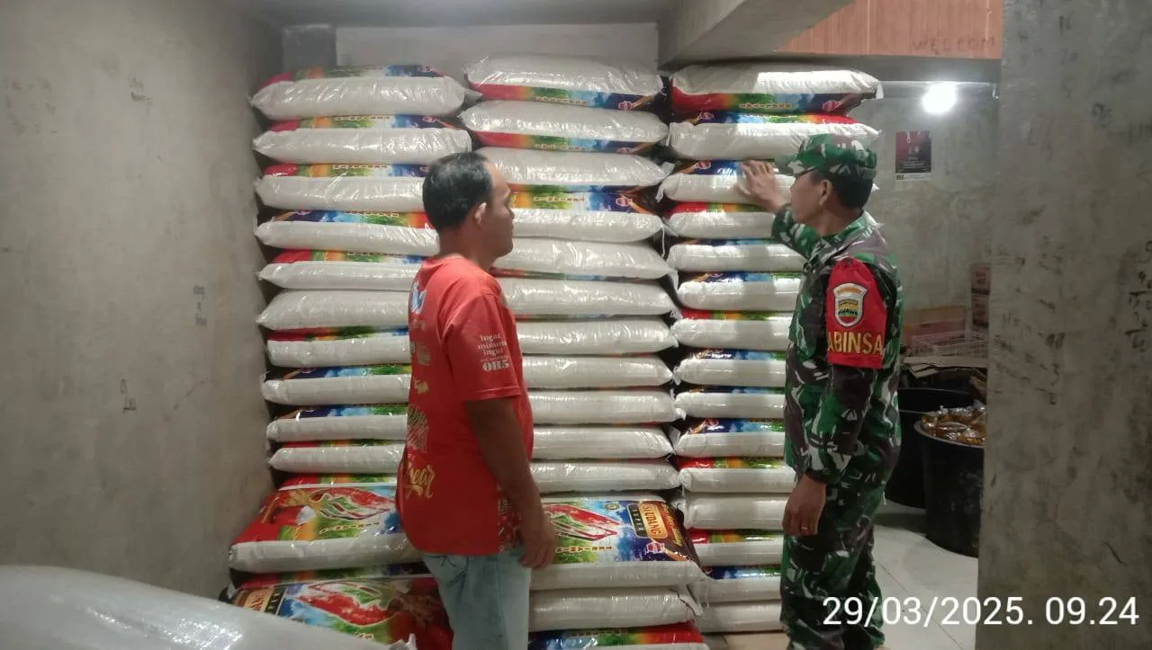 Jaga Ketahanan Pangan, Babinsa Tinjau Stok dan Harga Beras di Pasar Menjelang Idul Fitri 1446 H