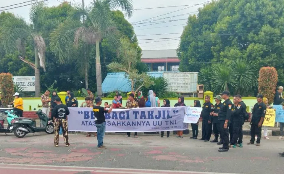 Pembagian Takjil Gratis oleh Masyarakat Pendukung TNI, Pemuda dan Mahasiswa Serdang Bedagai