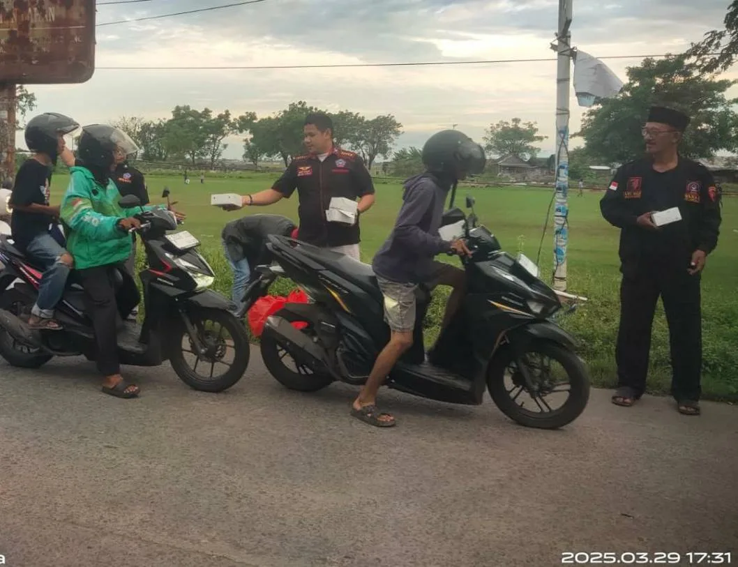HEBAT, BPPKB BANTEN DPAC KEC. SEPATAN TIMUR GELAR GIAT BERKAH BAGI 350 TAKJIL PADA PENGGUNA JALAN, BERJALAN LANCAR