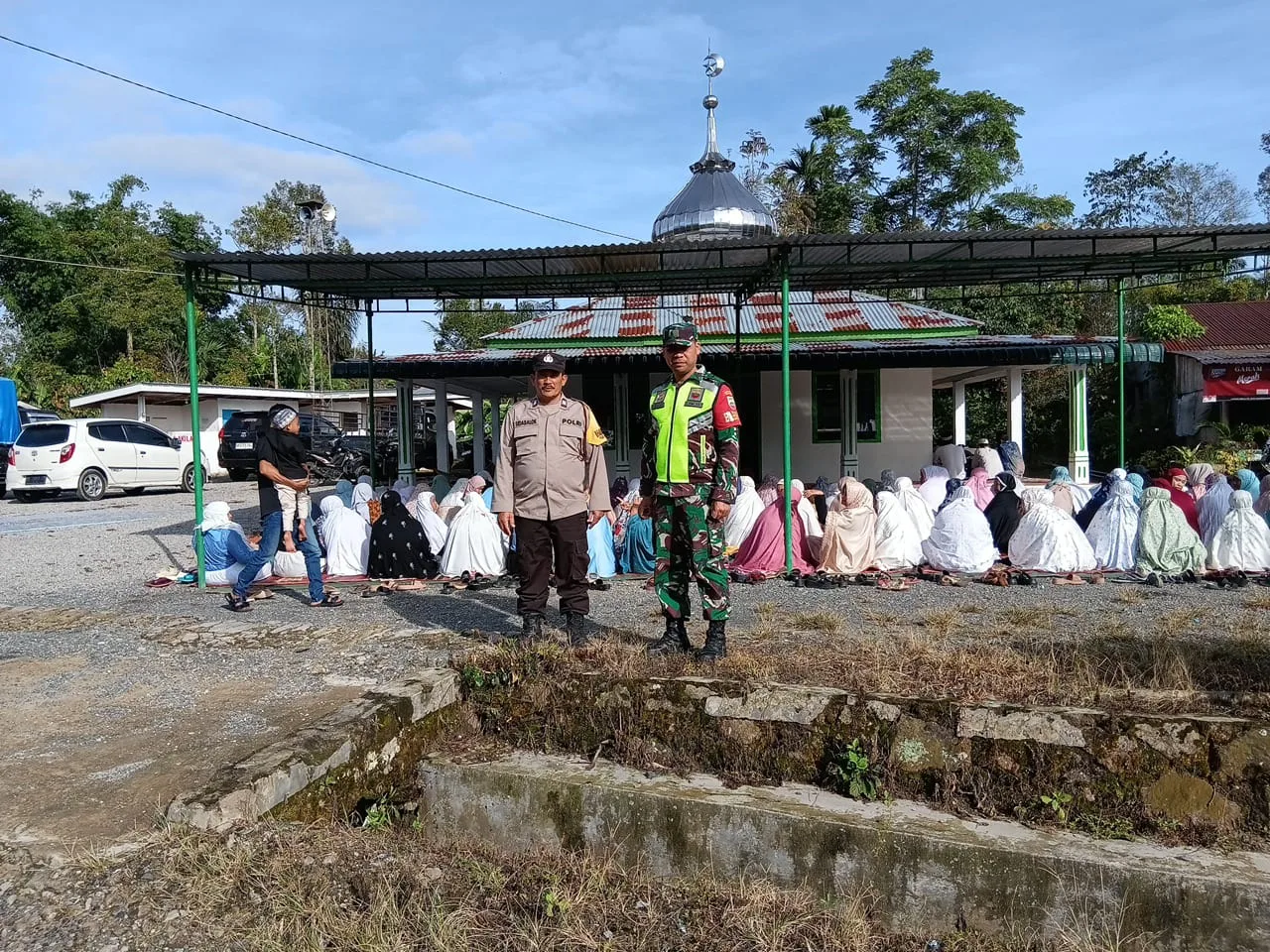 Babinsa Koramil 09/Tiga Balata Bersama Bhabinkamtibmas Monitor Pelaksanaan Sholat Idul Fitri 1446 H di Mesjid Al Fajar