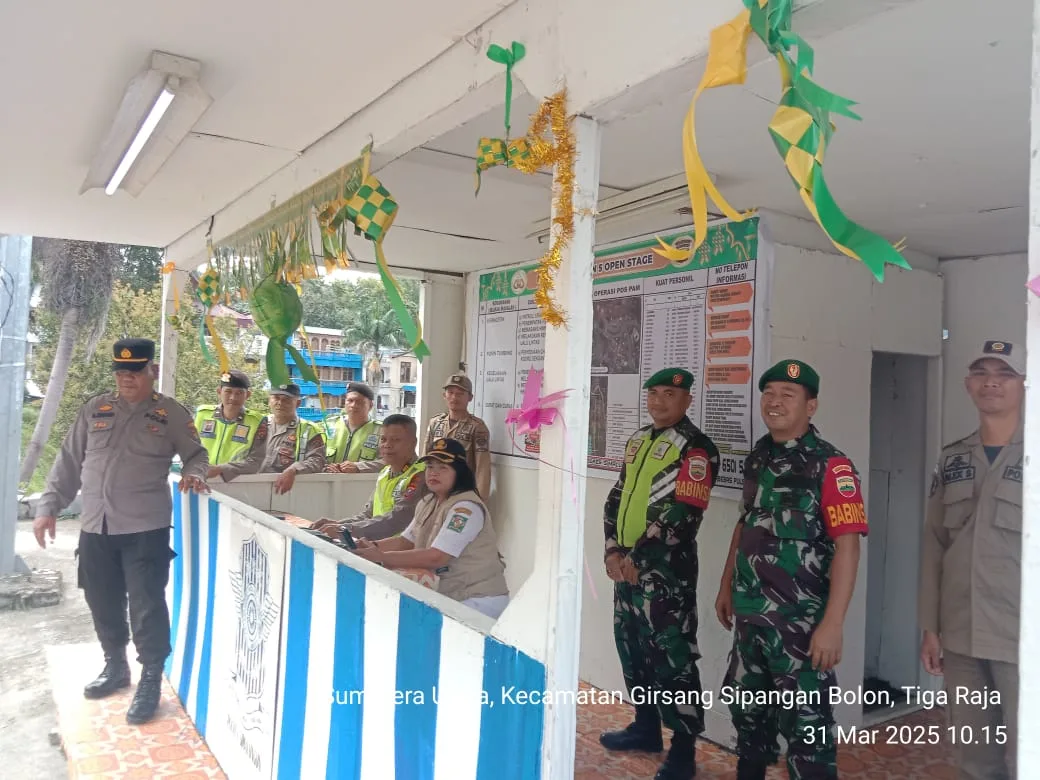 Babinsa Koramil 09/Tiga Balata Bersama Bhabinkamtibmas Monitor Pelaksanaan Sholat Idul Fitri 1446 H di Mesjid Al Fajar