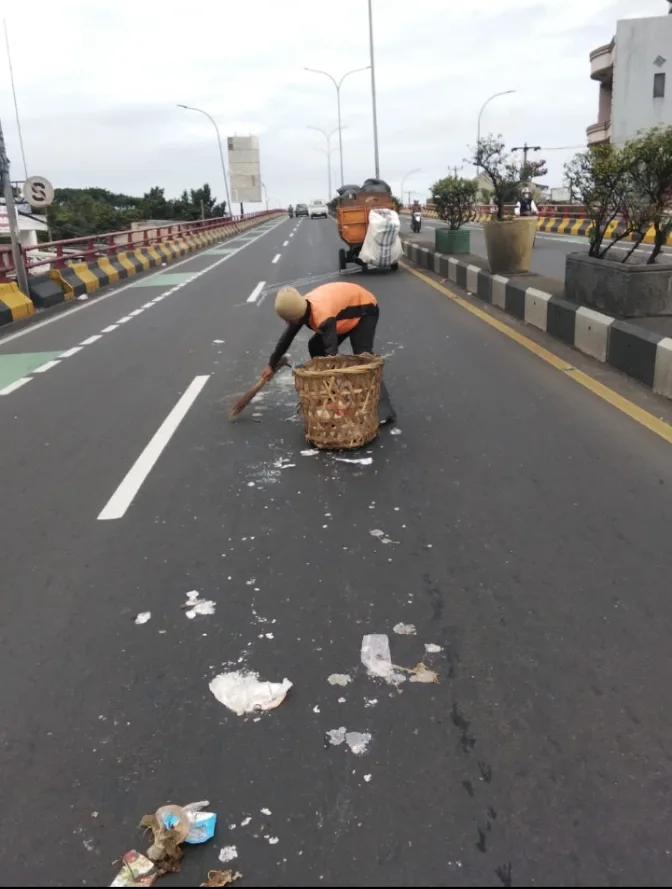 Tidak Mengenal Hari Libur Pesapon Dari DLHK Depok Tetap Konsisten Angkut Sampah Masyarakat