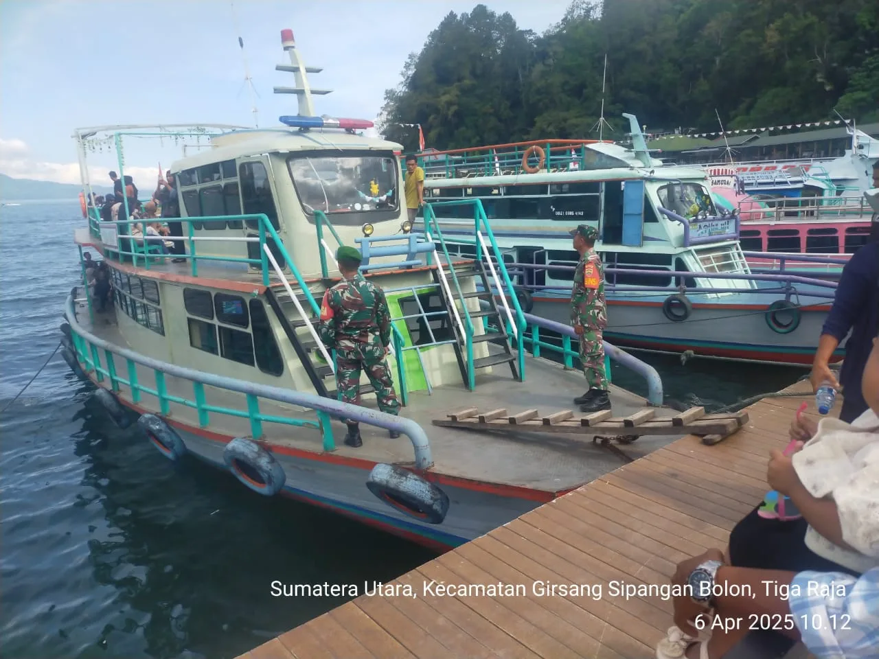 Tingkatkan Keselamatan Wisata Air, Babinsa Lakukan Pengawasan di Pantai Bebas Parapat