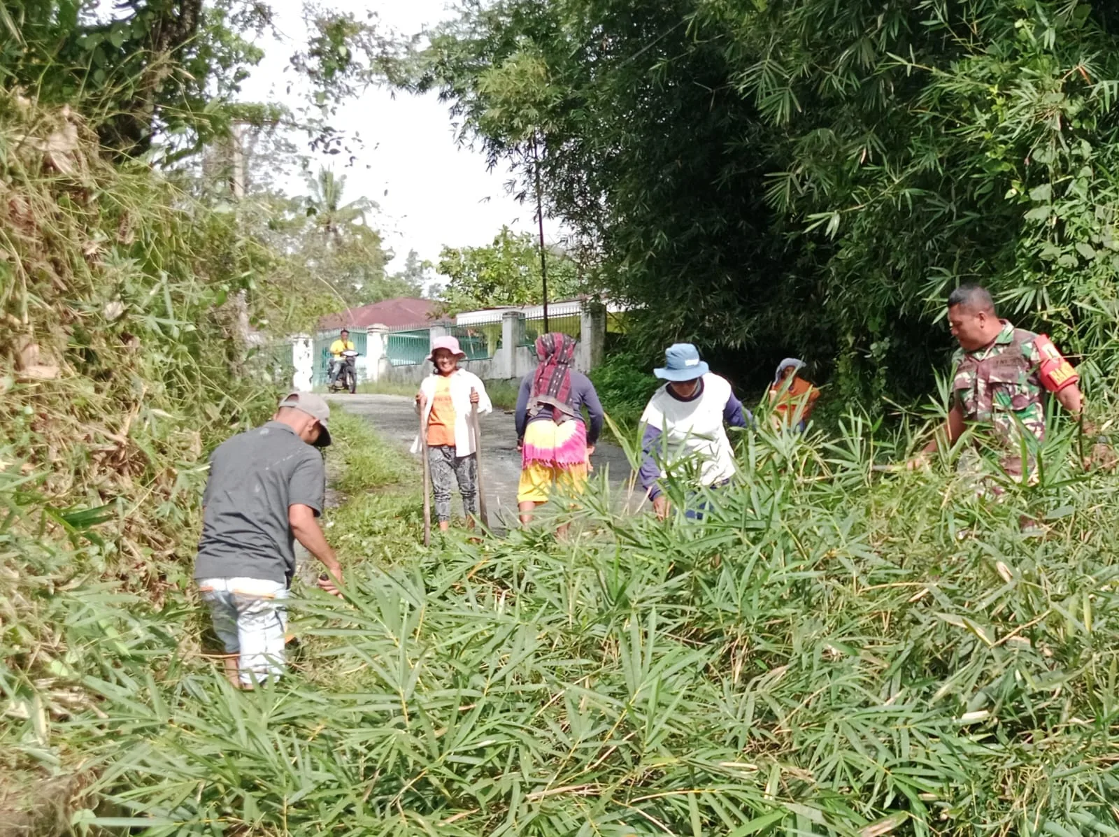 Komsos Lewat Gotong Royong, Babinsa Serda Andri Simorangkir Ajak Warga Peduli Lingkungan