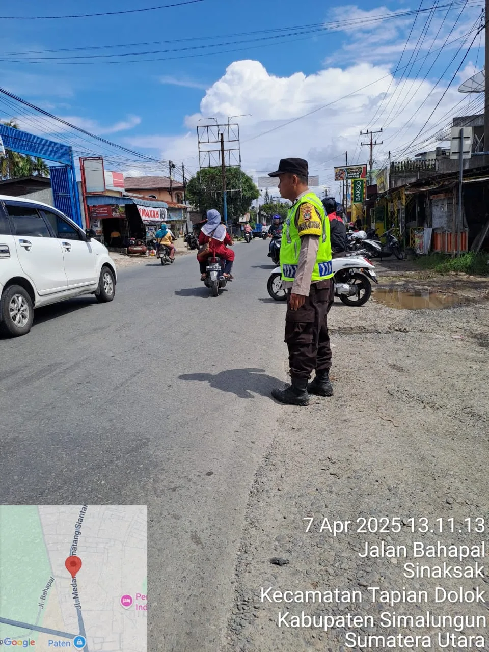 Bhabinkamtibmas Polsek Bosar Maligas Amankan Arus Lalu Lintas di Simpang Sinaksak, Pastikan Kelancaran dan Keamanan Jelang Lebaran, Antisipasi Lonjakan Arus Mudik