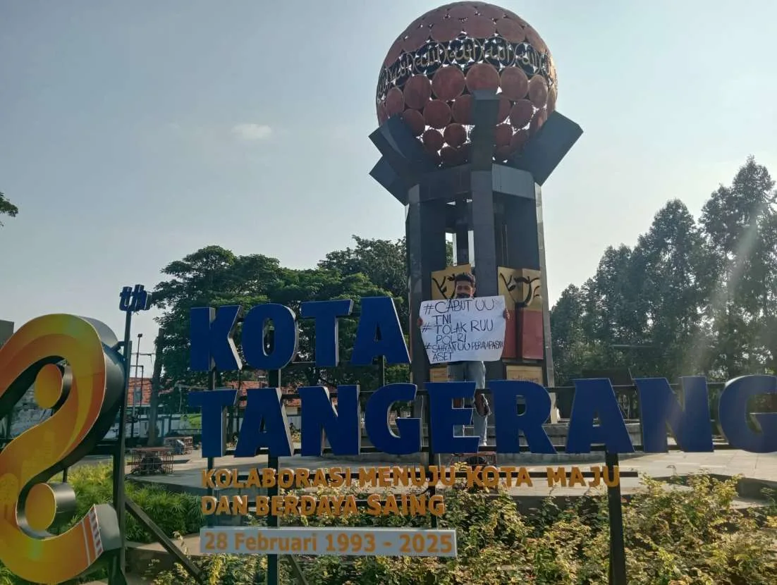 Pemuda Lakukan Aksi Tunggal di Tugu Adipura Kritik Keras UUD TNI, Korupsi, dan Ketimpangan Ekonomi.