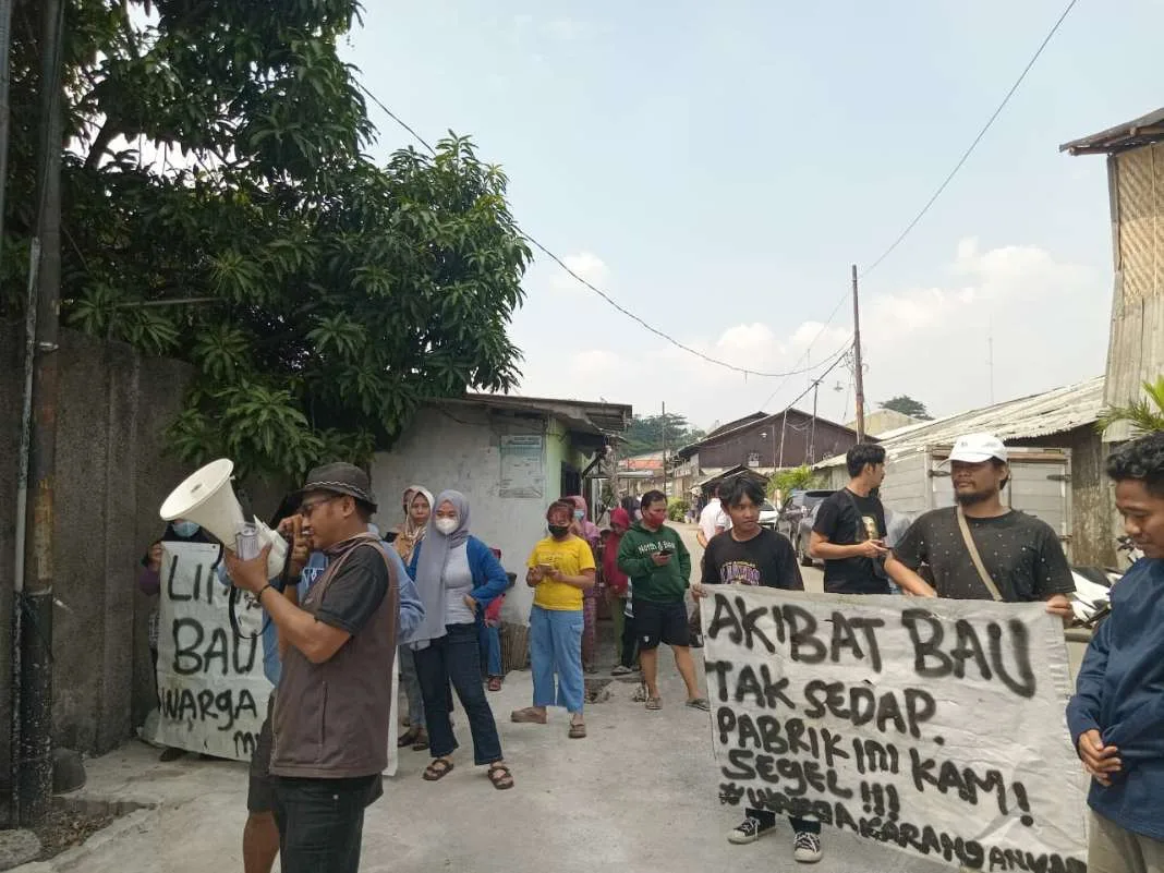 Warga Karang Anyar Geruduk CV.PSB PET INDONESIA Karena Bau Tak Sedap