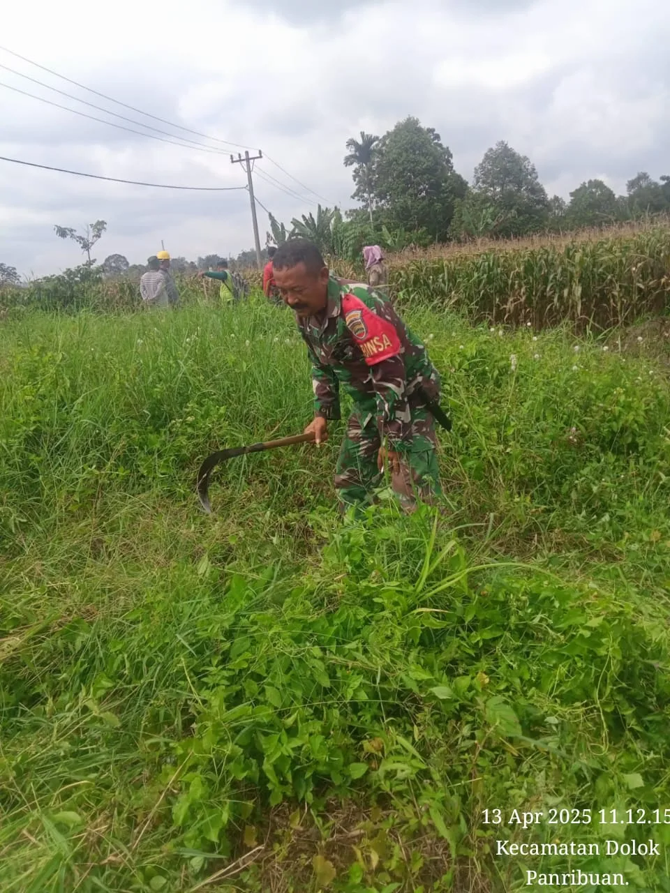Babinsa Gelar Gotong Royong Bersama Warga, Bersihkan Saluran Air dari Sampah dan Rumput Liar