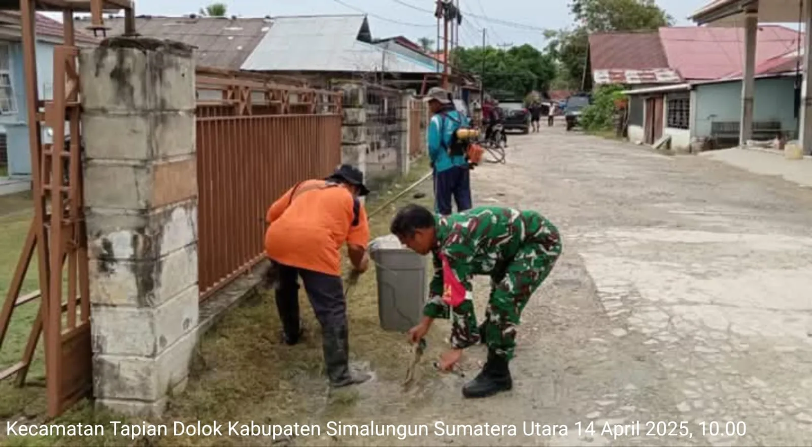 Babinsa Koramil 05/Serbelawan Ajak Warga Sinaksak Gotong Royong Jaga Kebersihan Lingkungan