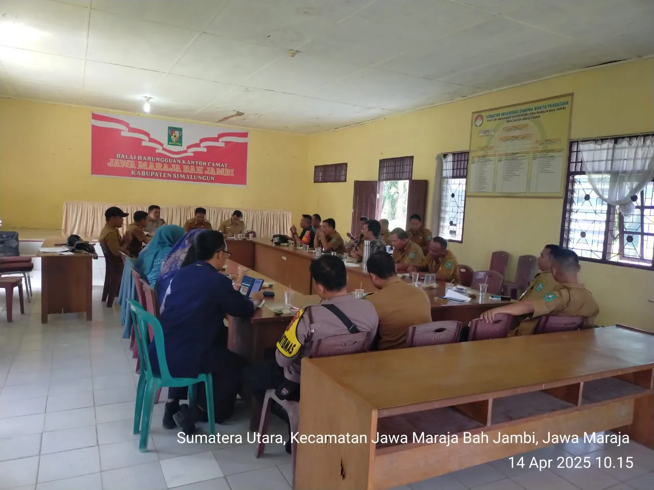Sinergi TNI dan Pemerintah, Babinsa Ikuti Rapat Harungguan di Kantor Camat Jawa Maraja
