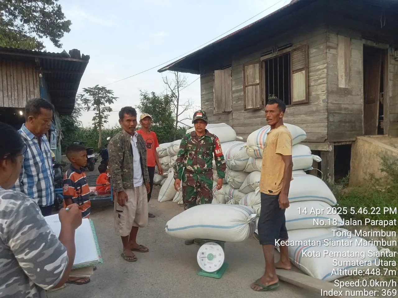 Harga Gabah Stabil, Babinsa dan Bulog Pematangsiantar Pastikan Petani Tak Merugi