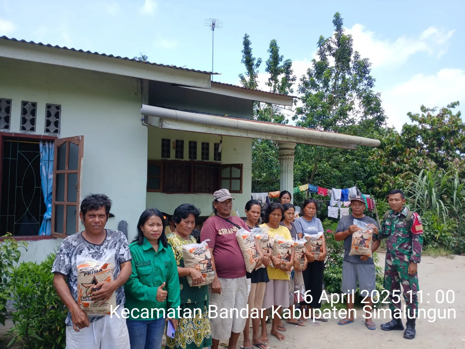 Sinergitas Babinsa dan PPL dalam Pembagian Benih Padi ke Petani