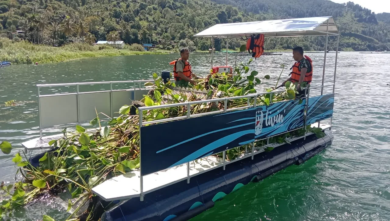 Peduli Lingkungan, Personel Kodim 0207/Simalungun Lakukan Pembersihan Danau Toba