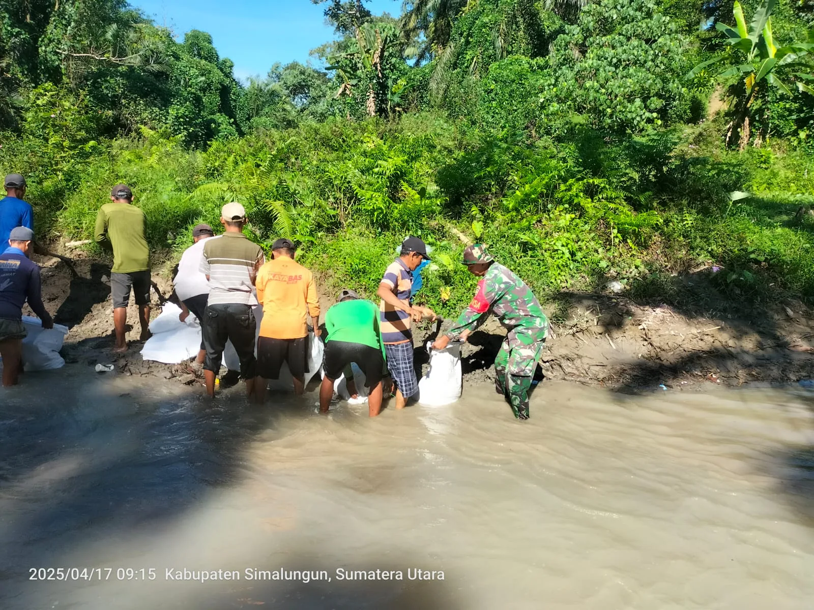 Babinsa Koramil 08/Bangun Bersama Warga Giat Gotong Royong Bersihkan Irigasi Demi Keberlangsungan Pertanian