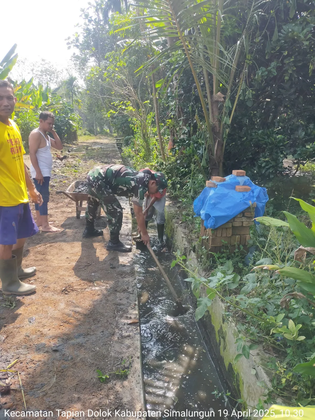 Sinergi TNI-Rakyat Babinsa dan Warga Sinaksak Bersihkan Parit dan Bahu Jalan