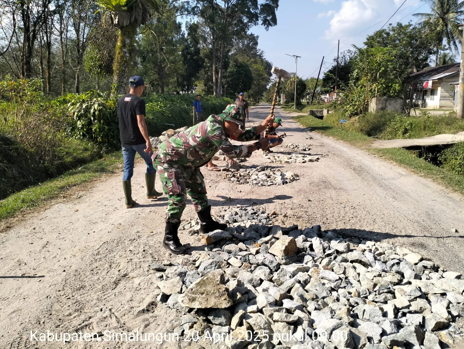 Sinergi Babinsa dan Warga Binaan, Perbaikan Jalan dan Pembersihan Lingkungan