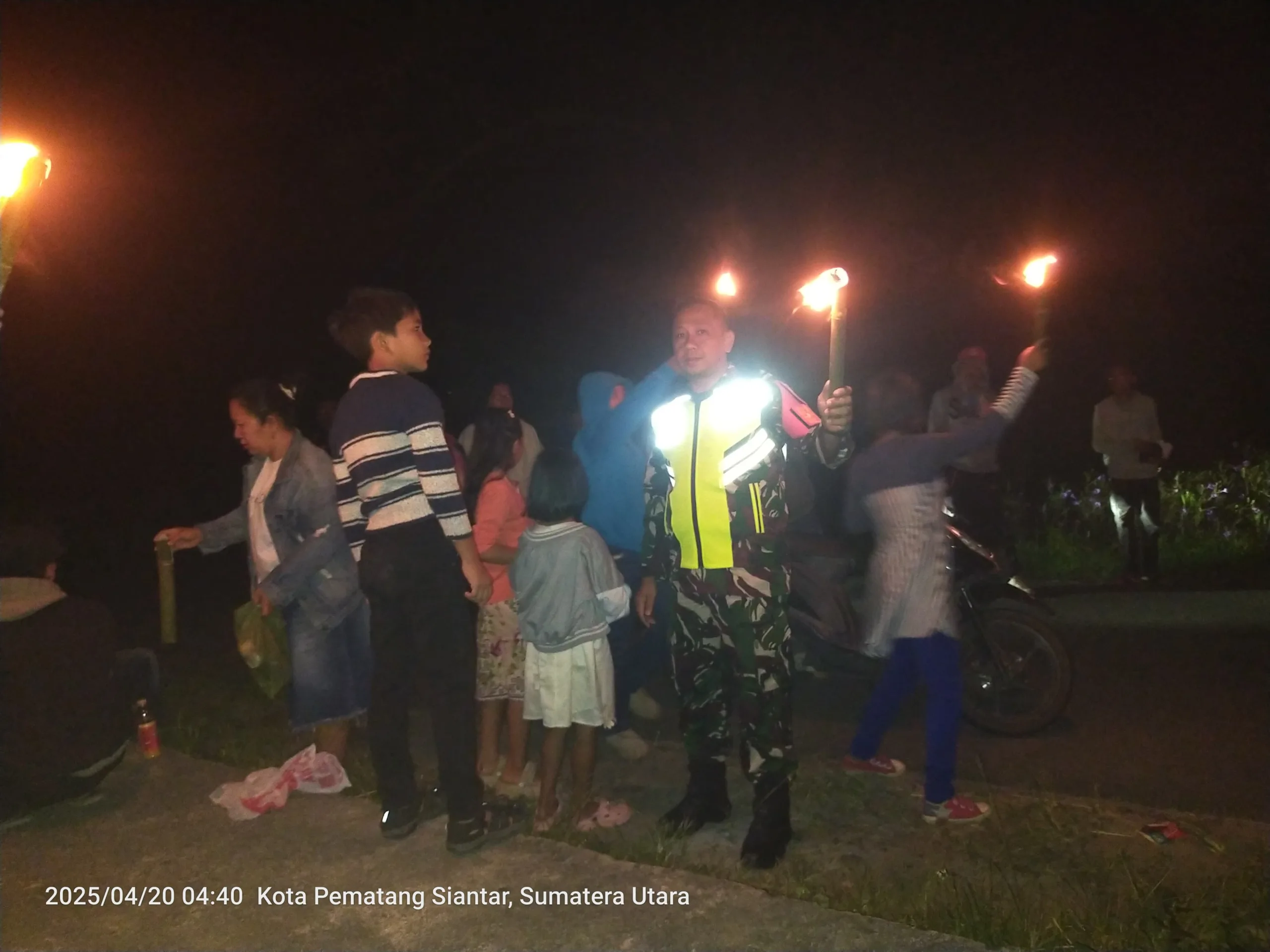 Babinsa Dampingi Jemaat HKBP Marihat dalam Pawai Obor dan Ibadah Subuh Paskah