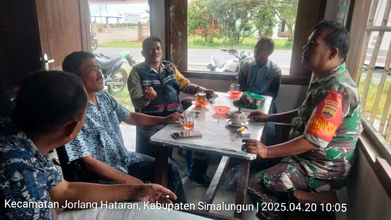 Babinsa dan Bhabinkamtibmas Laksanakan Komsos Bersama Warga Bahas Kamtibmas