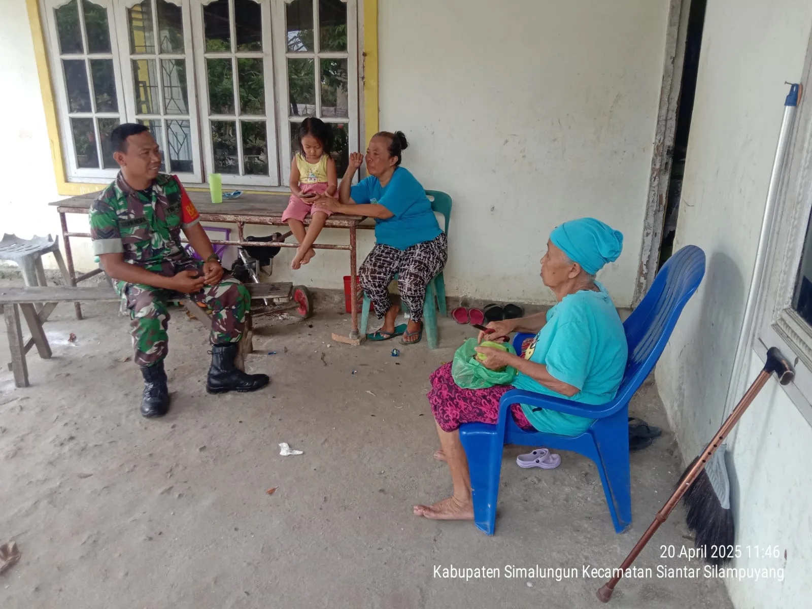 Babinsa Koramil 08/Bangun Ajak Warga Lansia Jaga Kesehatan Lewat Komsos Humanis di Silampuyang