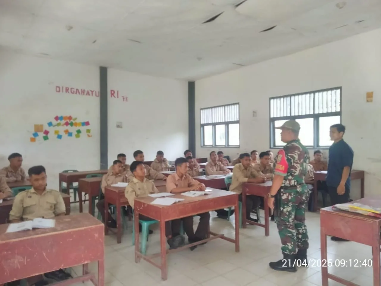 Bangun Karakter Pelajar, Babinsa Raya, Bawa Materi Kebangsaan dan Anti-Narkoba di SMK N 1 Raya