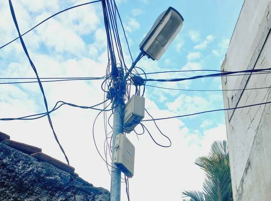 Diduga Tanpa Izin, Box WiFi PT. Sosial Net Terpasang di Tiang PJU Batu Ceper