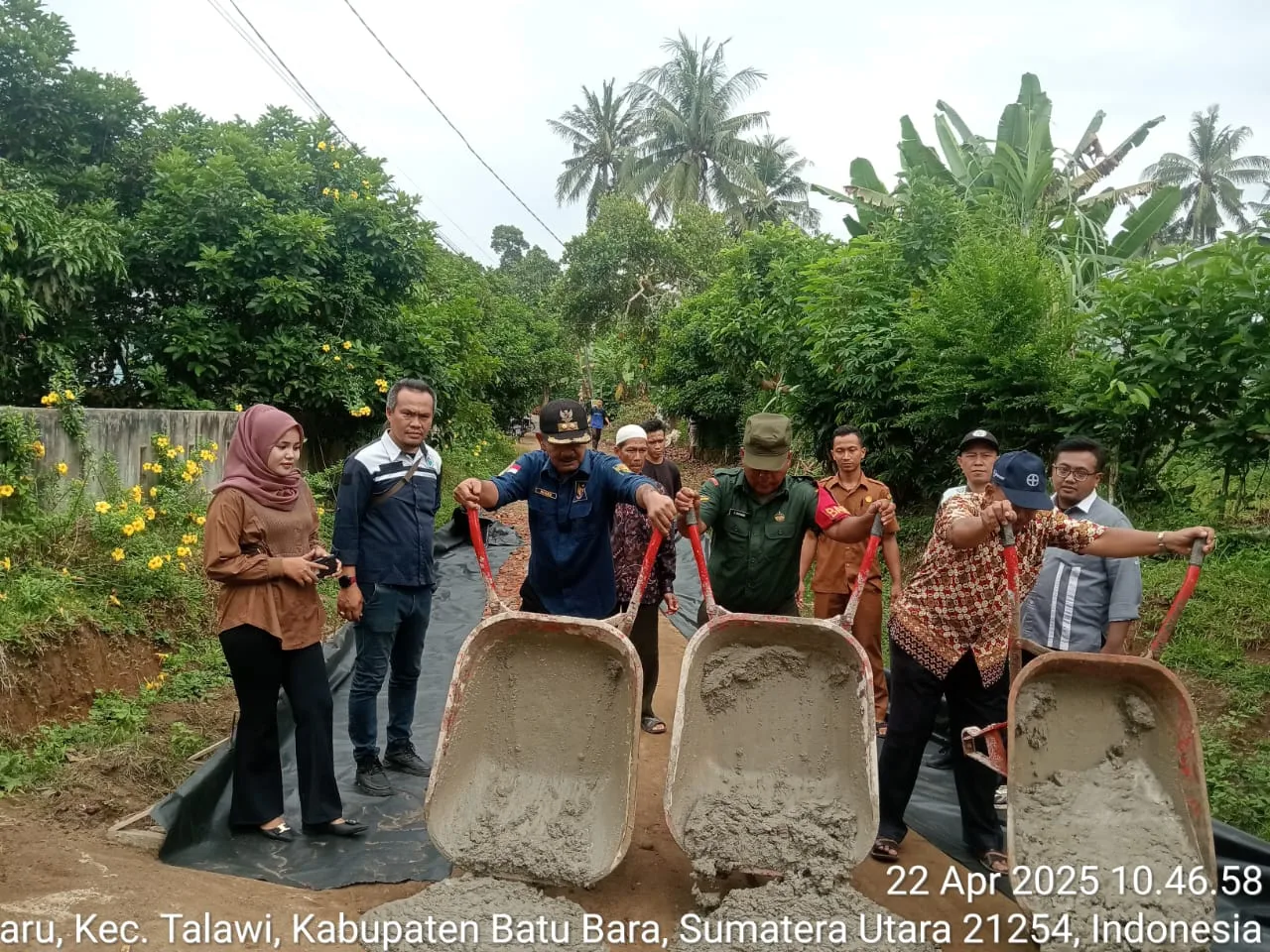Dukung Pembangunan Desa, Babinsa Kodim 0207/Simalungun Melaksanakan kegiatan Trial Rabat Beton