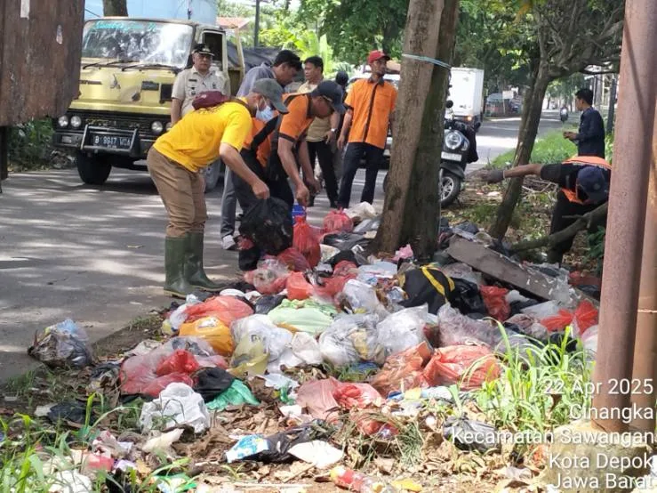 Terlambat Angkut Sampah Masyarakat DLHK Kota Depok Sampai Hal ini