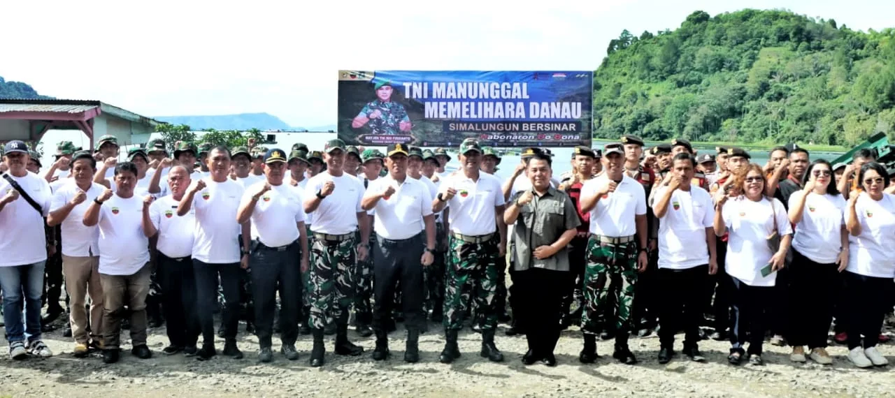 *Dalam rangka menjaga kebersihan dan keindahan Danau Toba, TNI AD bersama masyarakat bergotong royong membersihkan eceng gondok*