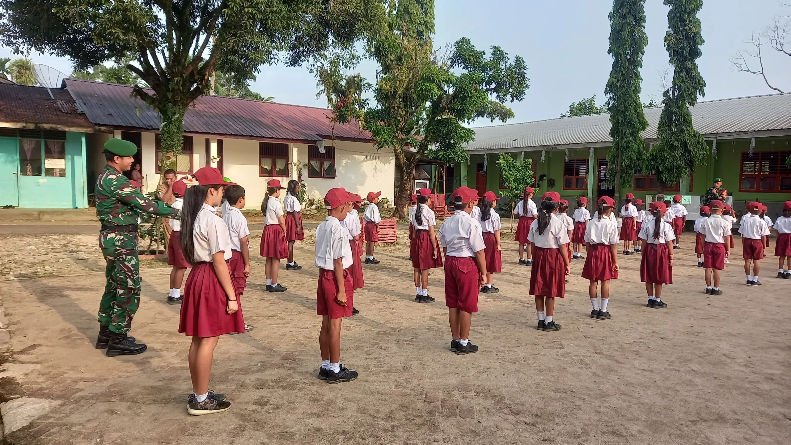 Tingkatkan Disiplin Sejak Dini, Babinsa Latih PBB dan Pimpin Upacara di SDN 122346 Kelurahan BP Nauli