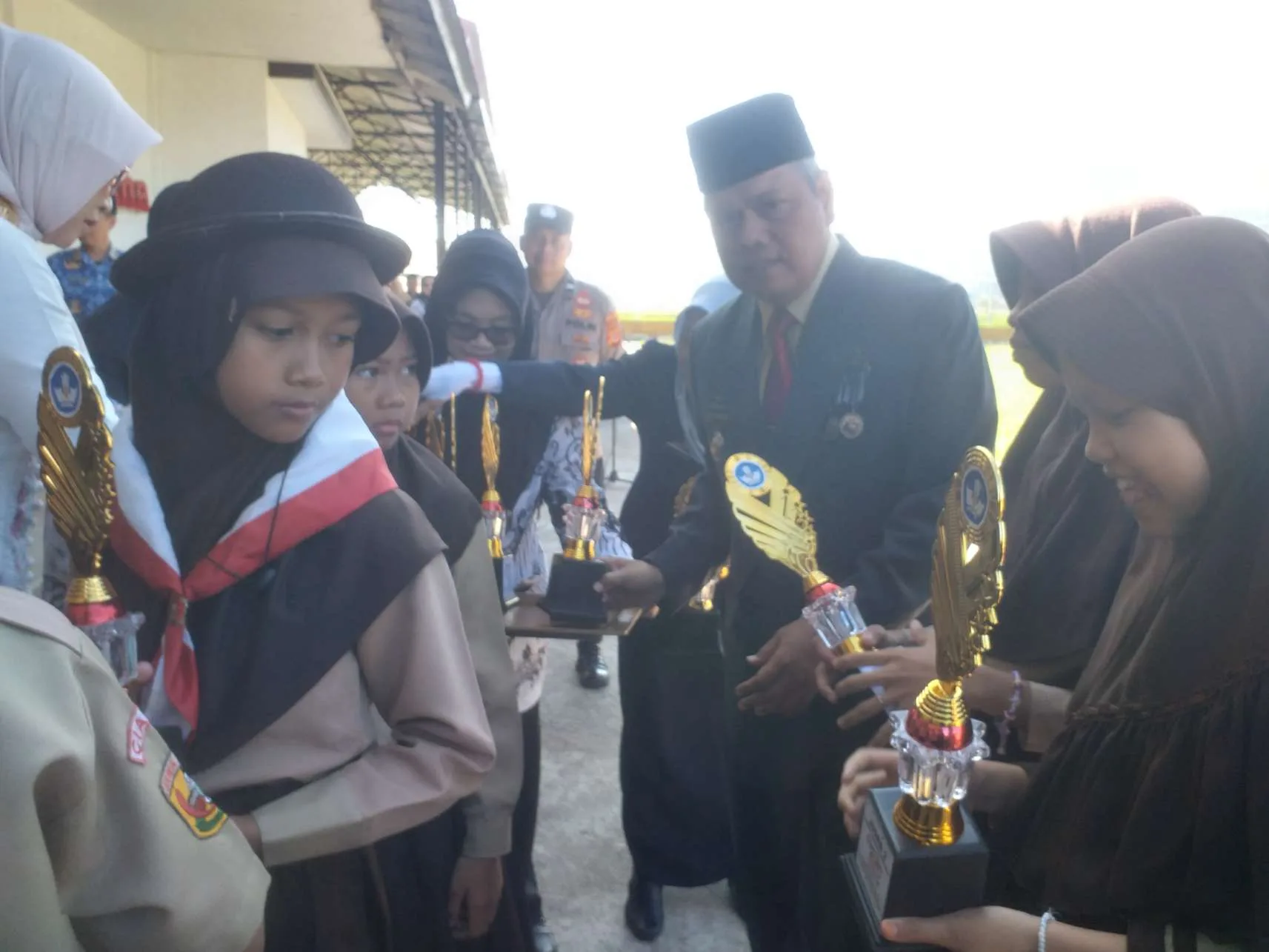 Momen Hardiknas Pemberian Piala Penghargaan FLS3N Korwil Pendidikan Panumbangan