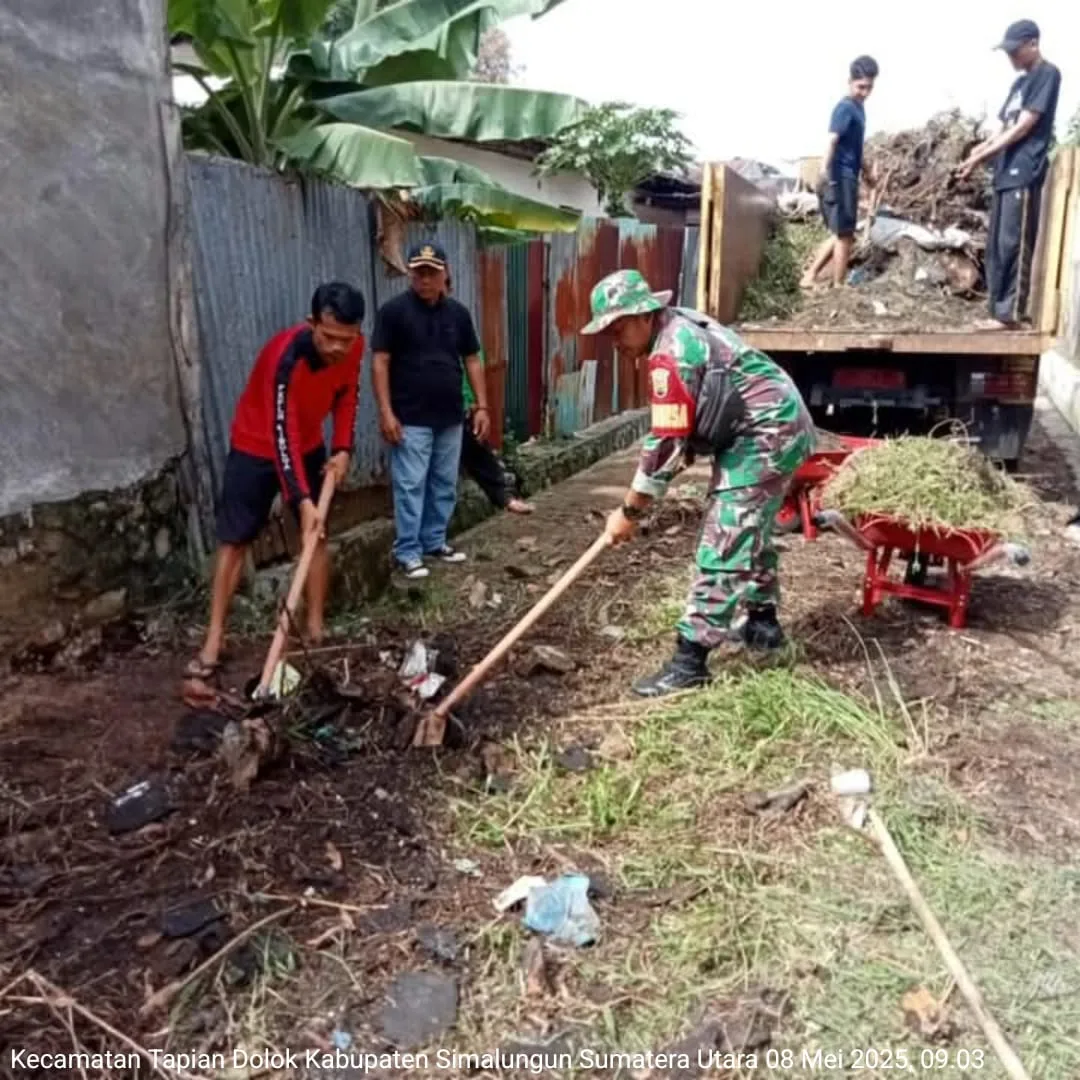 Pererat Kebersamaan, Babinsa Koramil 05/Serbelawan Gotong Royong Bersama Warga di Pematang Dolok Kahean