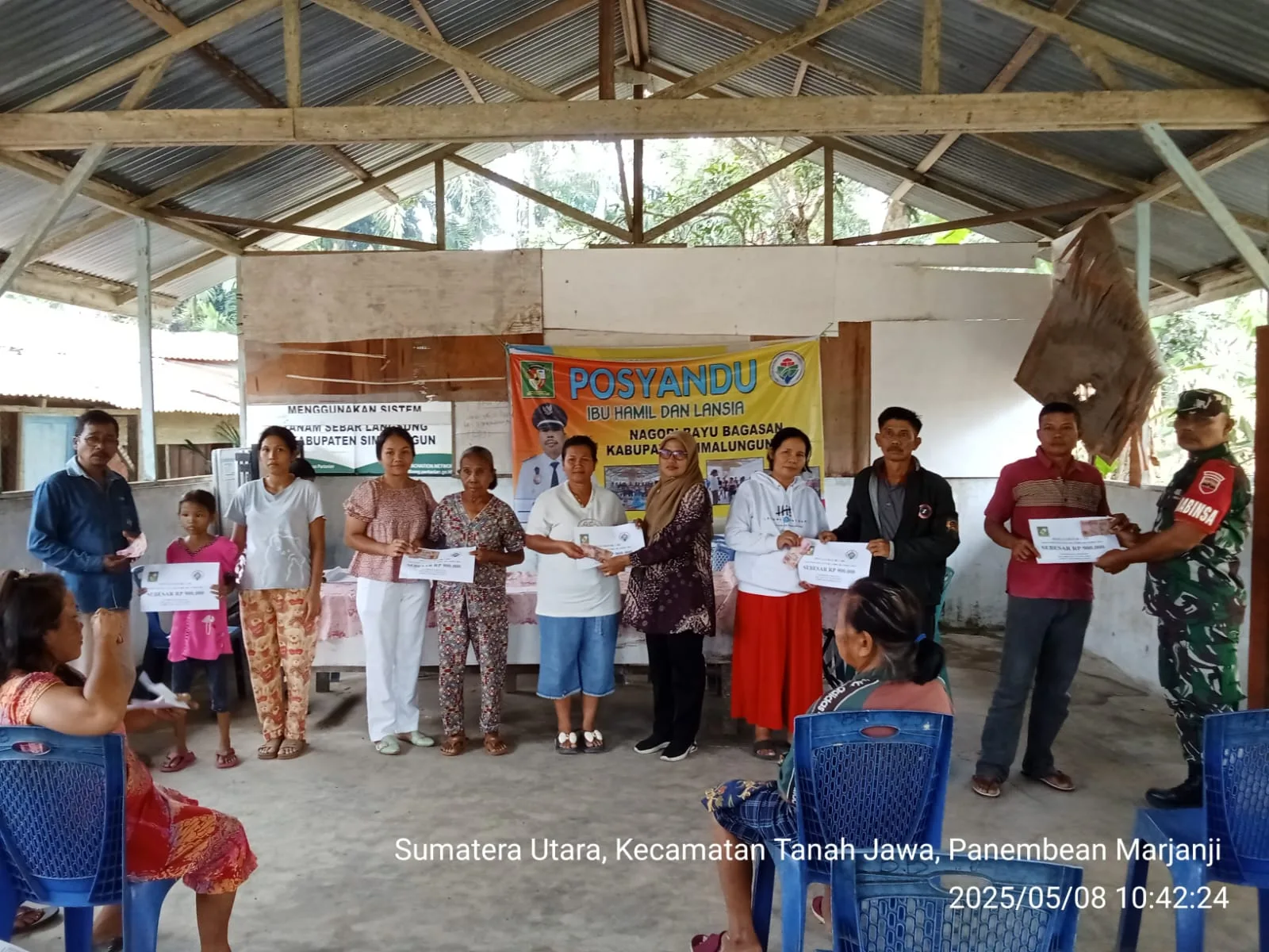 Babinsa Koramil 10/Tanah Jawa Hadiri Penyaluran BLT-DD Tahap Pertama di Nagori Bayu Bagasan