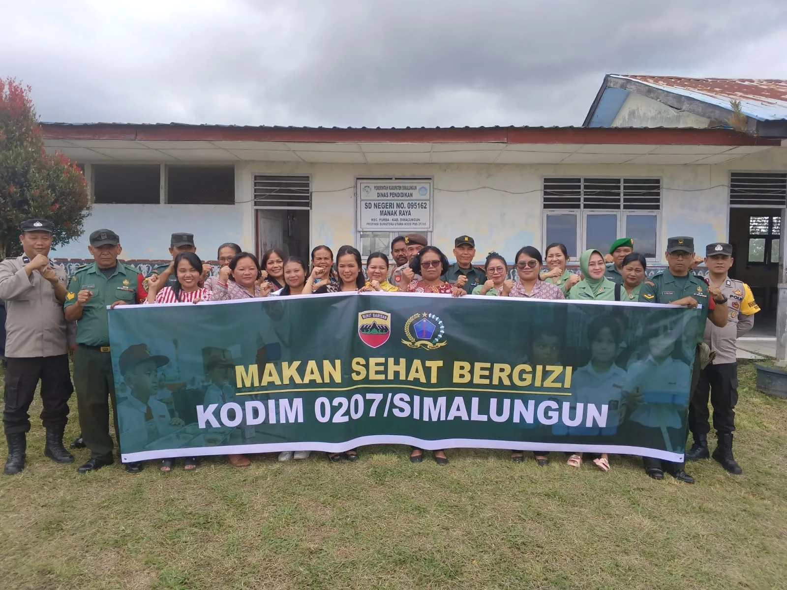 Kodim 0207/Simalungun Kembali Gelar Kegiatan Makan Sehat Bergizi di SDN 095162 Manak Raya, Dukung Generasi Emas 2045