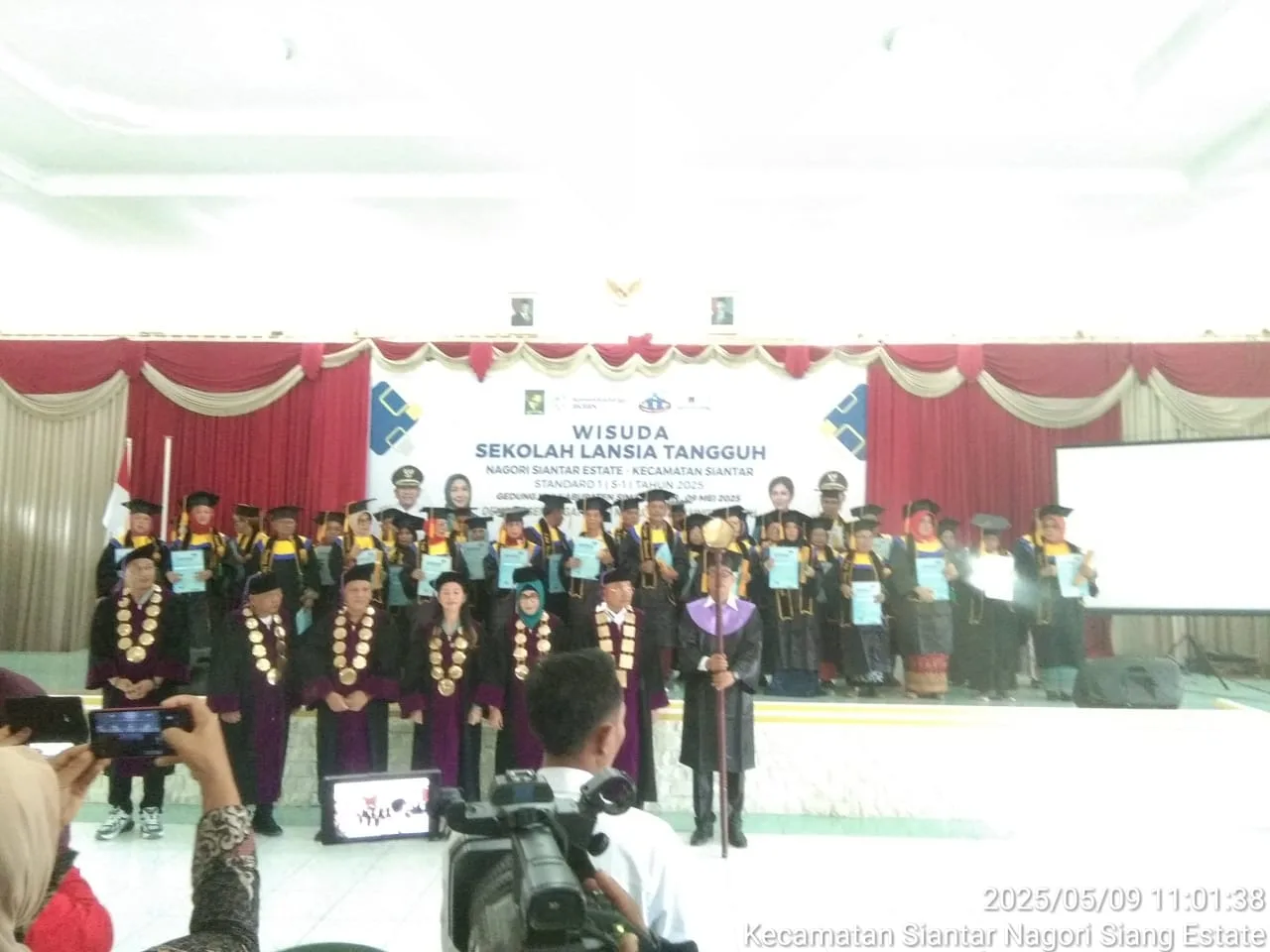 Danramil 08/ Bangun Hadiri Pelaksanaan Wisuda Sekolah Lansia Tangguh.