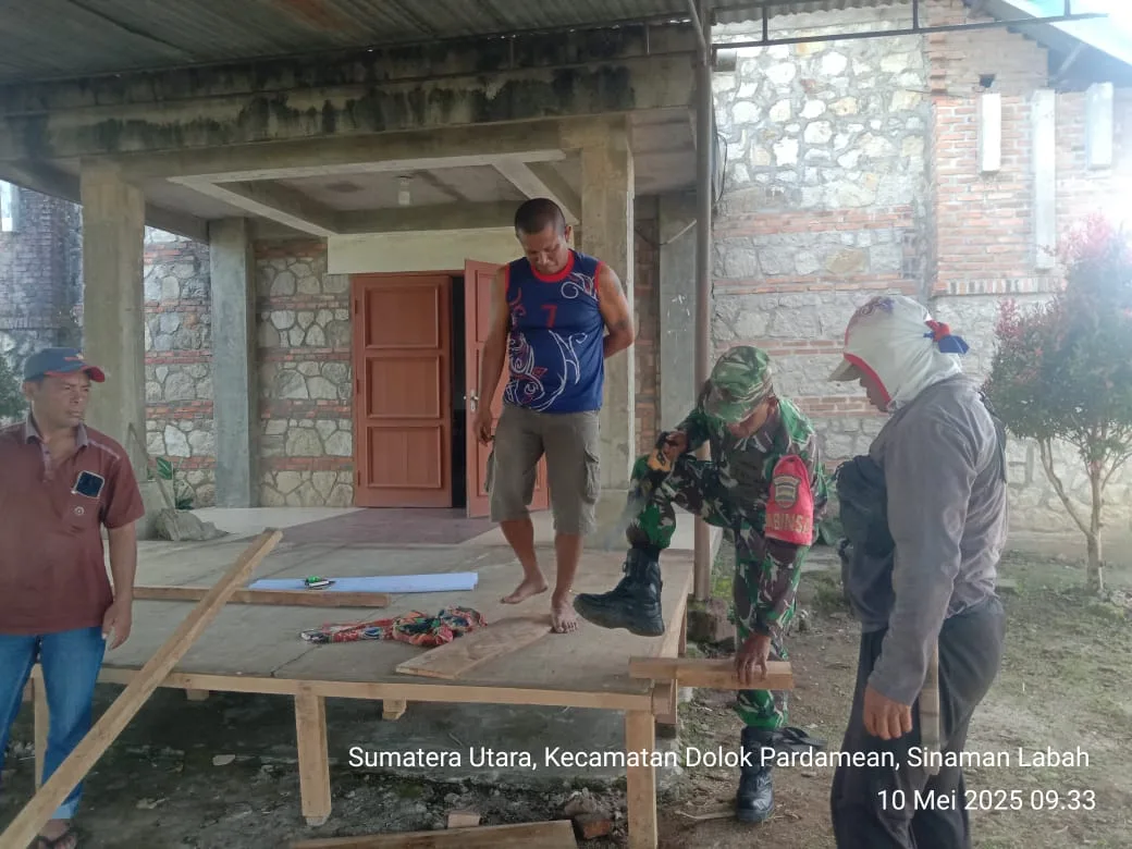 Pererat Toleransi, Babinsa Koramil Dolok Pardamean Ikut Bangun Pentas Paskah di Gereja Santo Lukas