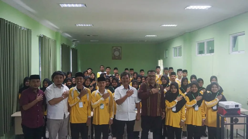 Polres Simalungun Berikan Materi Wawasan Kebangsaan Dalam LDK OSIM MAN Simalungun 2025
