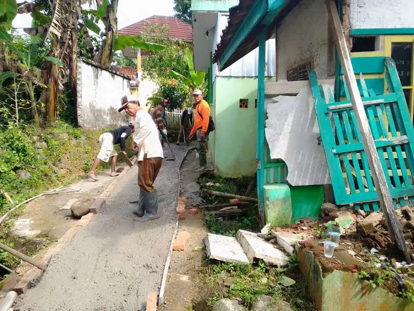 Warga Dusun Sukamaju Cihaurbeuti Gotong Royong Pengecoran Jalan Gang