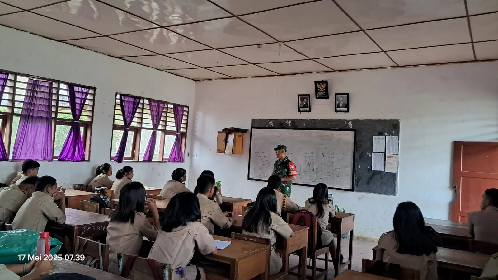 Babinsa Koramil 14/Raya Ajak Siswa SMK GKPS 1 Raya Cinta Tanah Air dan Jauhi Narkoba