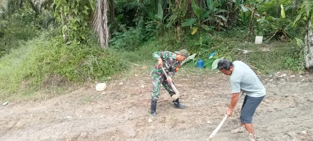 Kuatkan Kebersamaan, Babinsa dan Warga Kampung Tembaan Gotong Royong Perbaiki Akses Jalan