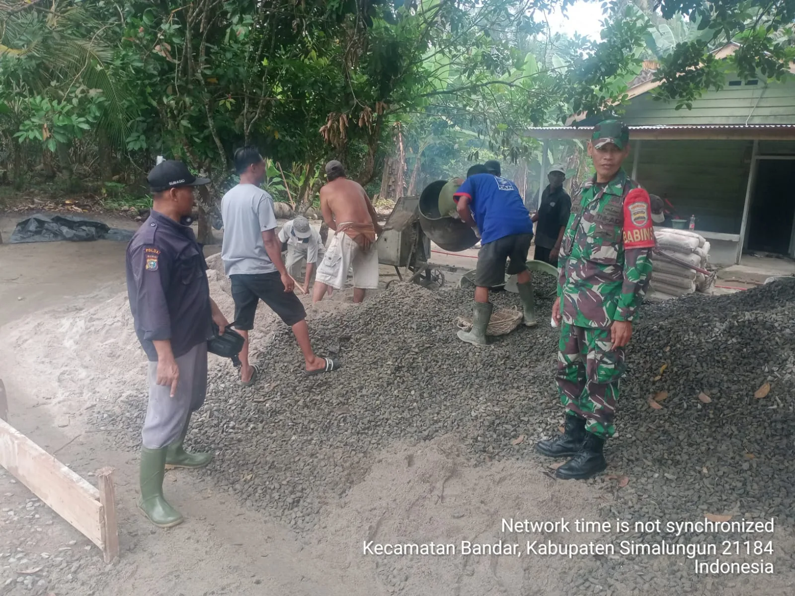 Babinsa Koramil 06/Perdagangan Dampingi Warga Pantau Pengecoran Jalan Rabat Beton di Nagori Sugarang Bayu
