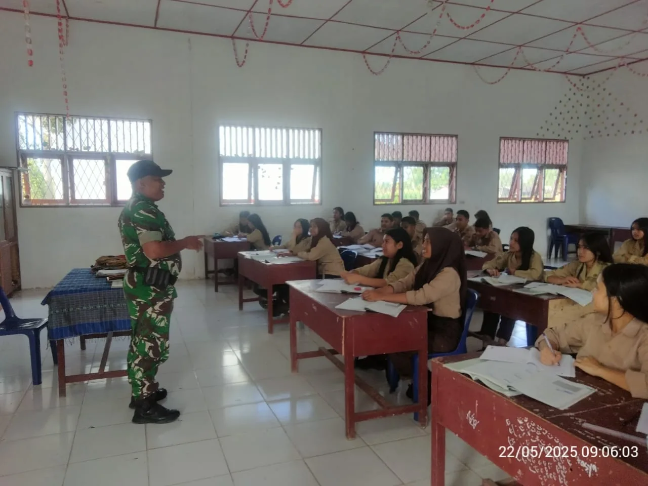 Babinsa Koramil 14/Raya Tanamkan Wawasan Kebangsaan dan Anti Narkoba di SMK N 1 Raya