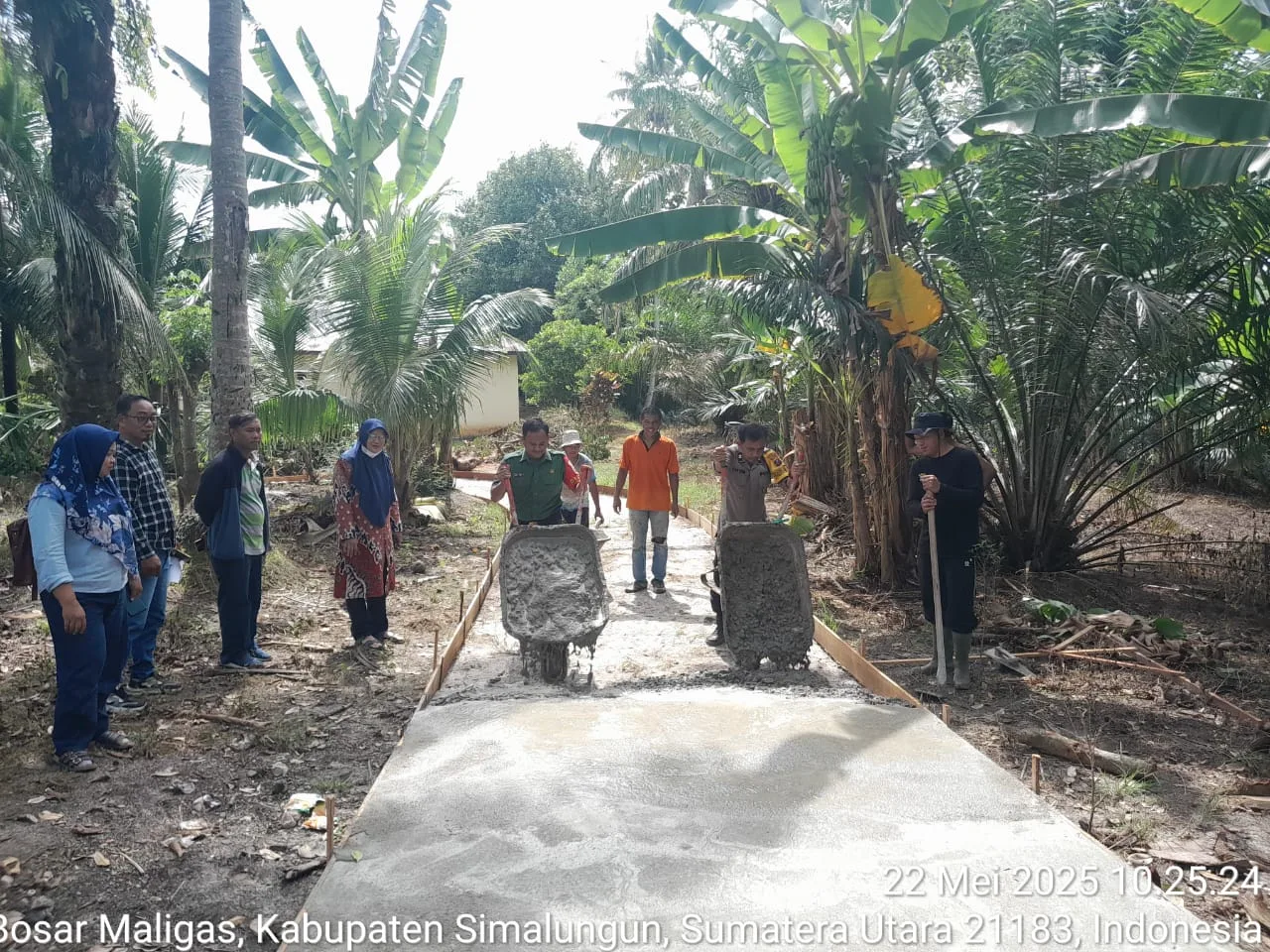 Babinsa Koramil 07/Bosar Maligas Laksanakan Trial Rabat Beton Bersama Warga di Nagori Adil Makmur