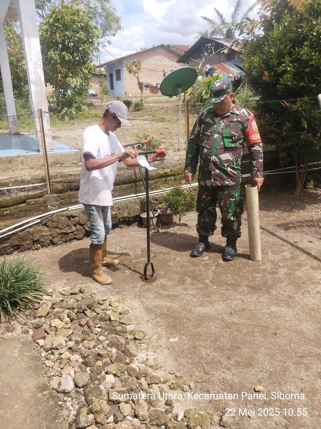 Babinsa Koramil 17/Sidamanik Dorong Pelestarian Lingkungan Lewat Pembuatan Biopori