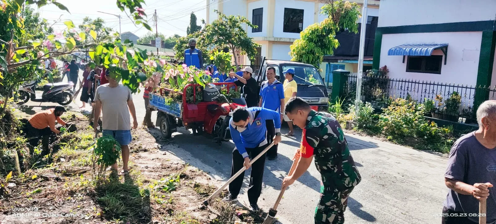 Semangat Kebersamaan! Babinsa Koramil 03/Siantar Selatan Pimpin Gotong Royong Bersihkan Jalan Mangga